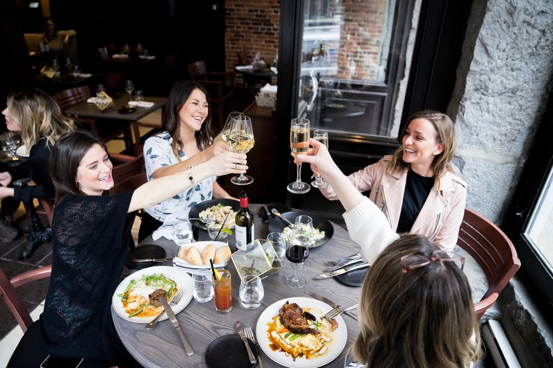 Les Filles Sont en Train de Boire au Verses Bistro